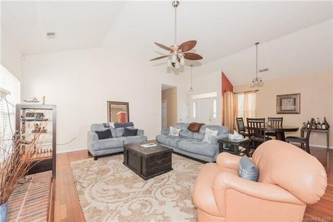 Building Photo - Spacious 4BR House in Charlotte