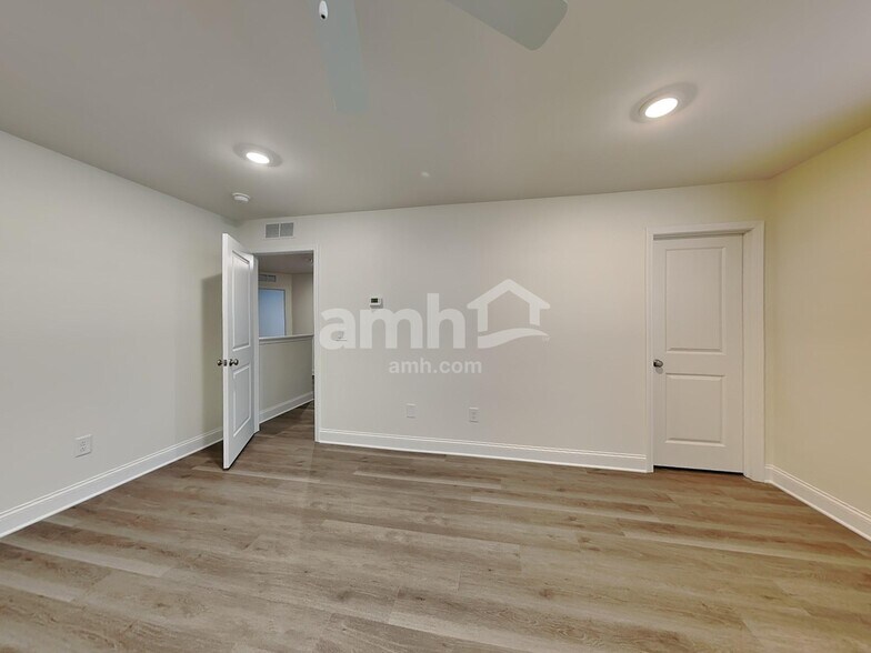 Building Photo - 890 Jubilation St