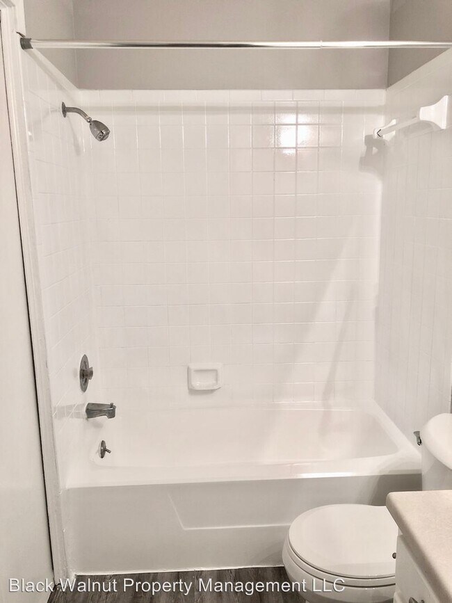 Building Photo - 1900 Albury Cove