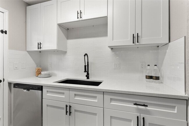 Building Photo - Updated beautiful 2/1 condo