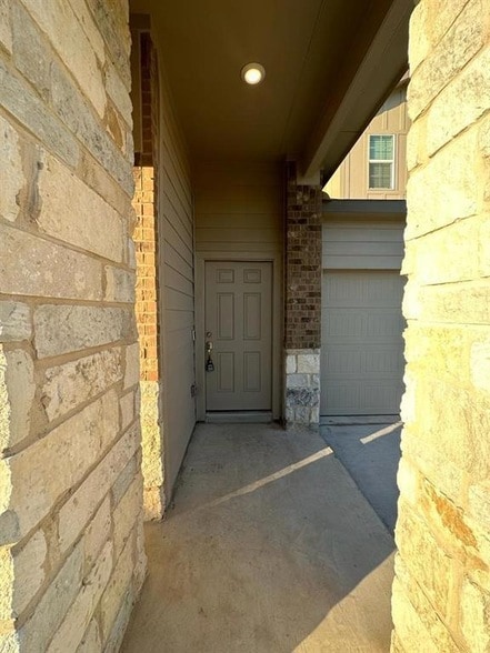 Building Photo - 220 Otter Rd