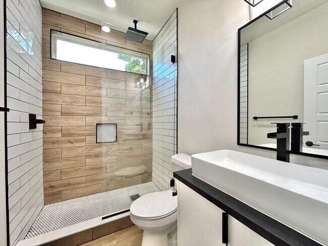 Building Photo - Spacious 2/BR 2.5/BA Modern Home with Abun...