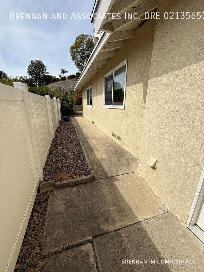 Building Photo - 3 bed 2 bath, Fletcher Hills, View, All Ap...