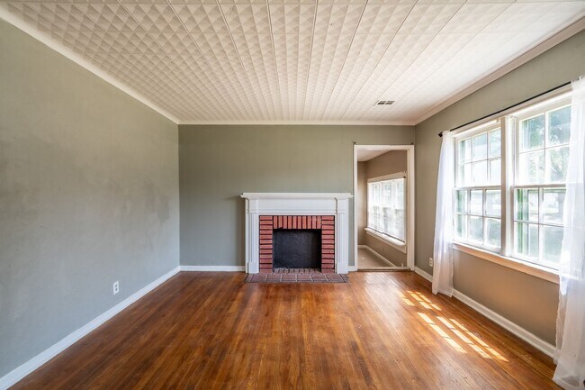 Building Photo - 2 Bed 1 Bath With Bonus Room in Tulsa