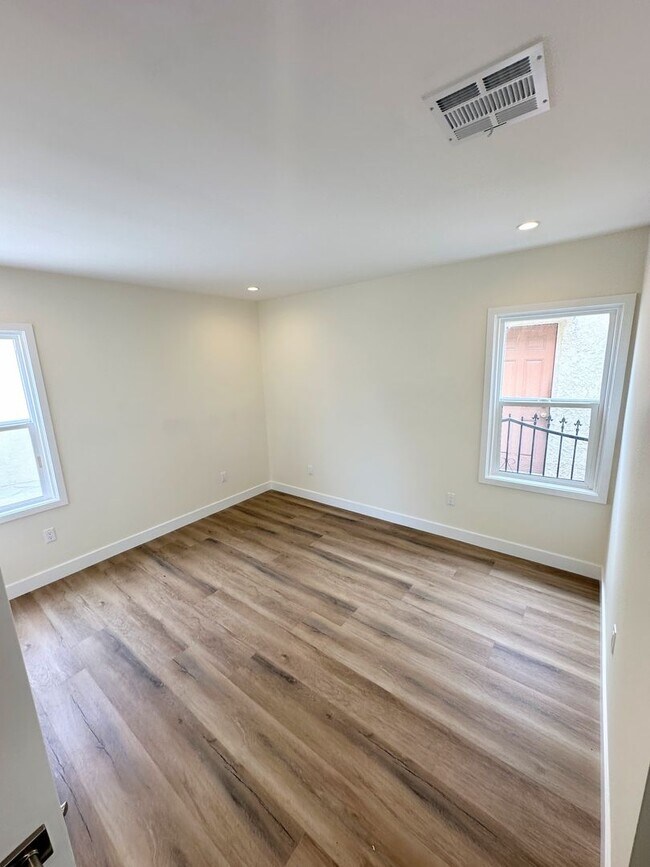 Building Photo - Front Unit, 2bd/1.5 bath with Central A/C and Heat and washer/dryer hookups