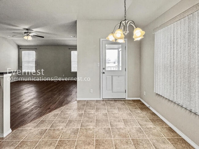 Building Photo - 3 Bed/2 Bath Home with Fenced Yard & Garage / Pet-Friendly / Available Soon!