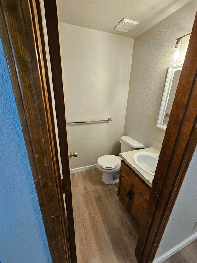 Building Photo - 2 bedroom 1.5 bath. Downtown Townhome Clos...