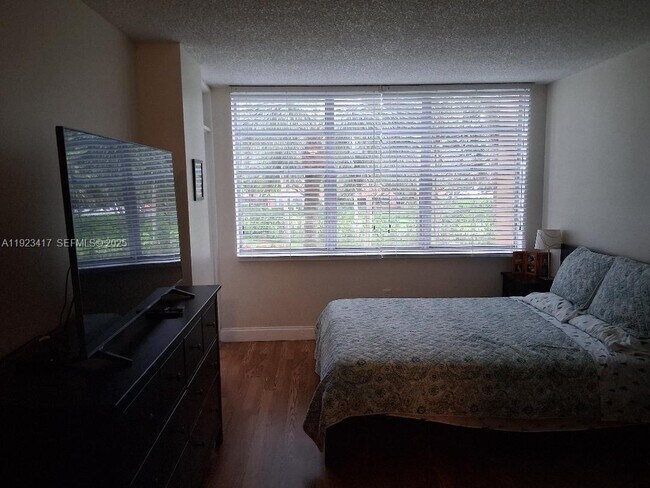 Building Photo - 1400 St Charles Pl