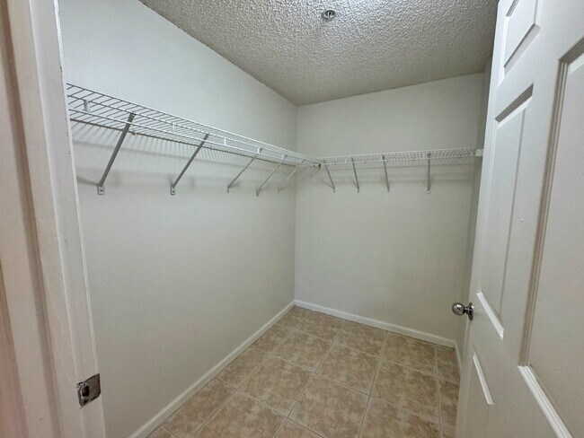 Building Photo - Las Palmas! 2 Bedroom | 2 Bathroom | Garage!