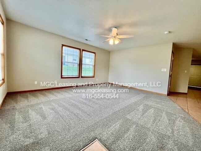 Building Photo - Beautiful Ranch-Style Duplex in Peculiar, MO - Available 09/22/26