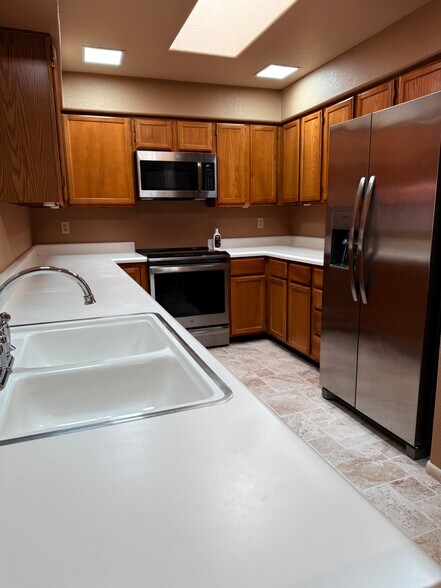 Building Photo - 8631 N Little Oak Ln
