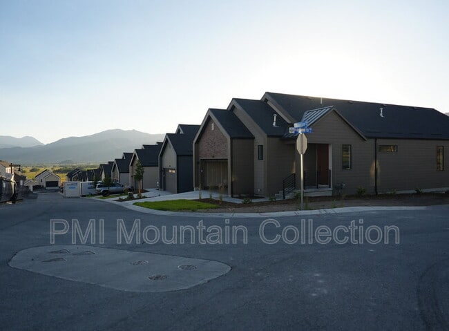 Building Photo - 459 Rimrock Ln
