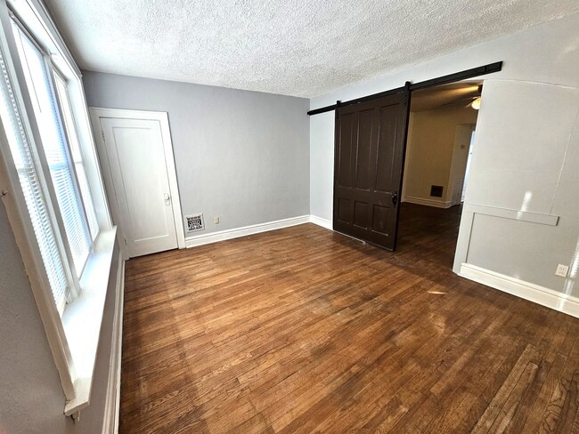 Building Photo - 4953 Holly Hills Ave