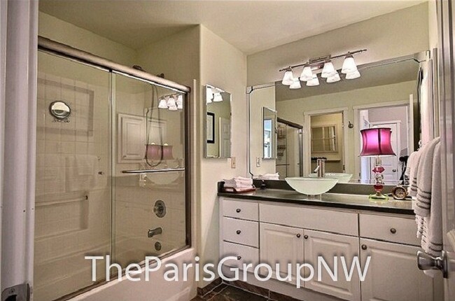 Building Photo - Gorgeous Renton Highlands Condo * Attached...