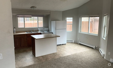 Building Photo - 2 Bed, 1 Bath Duplex