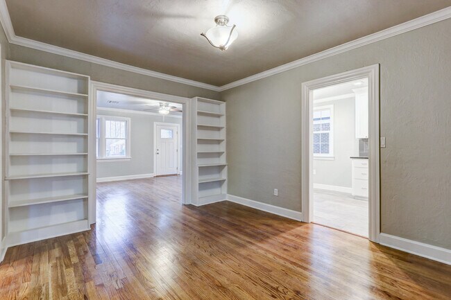 Building Photo - Charming 3-bedroom, 1-bathroom house - Available now!