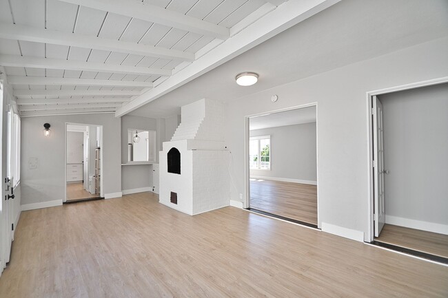 Building Photo - 2 Bed 1 Bath Home in Manhattan Beach Hill ...