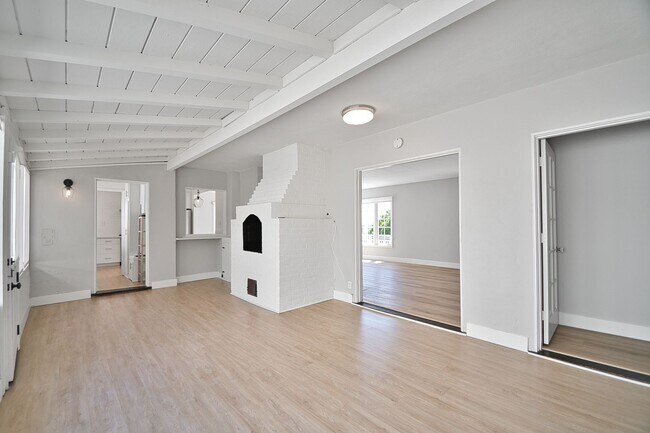 Building Photo - 2 Bed 1 Bath Home in Manhattan Beach Hill Section