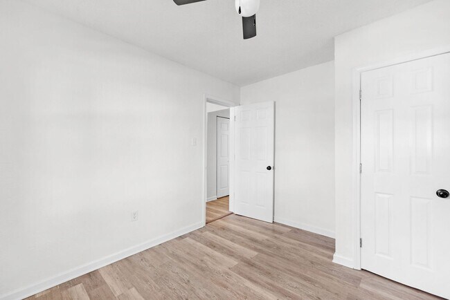 Building Photo - 2101 W Romana St