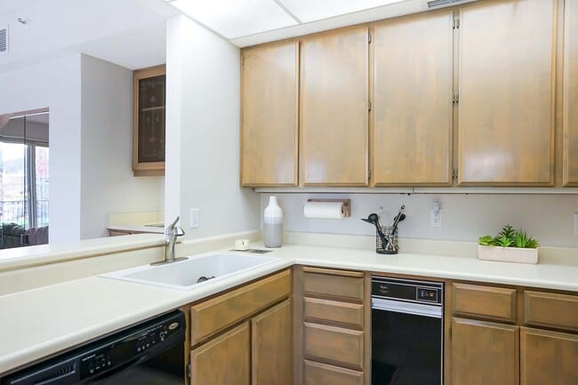 Building Photo - CDA NORTH CONDO - JUST LISTED ONE BEDROOM CONDO!