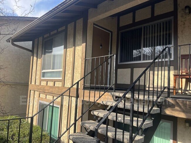 Building Photo - 951 Warwick Ave