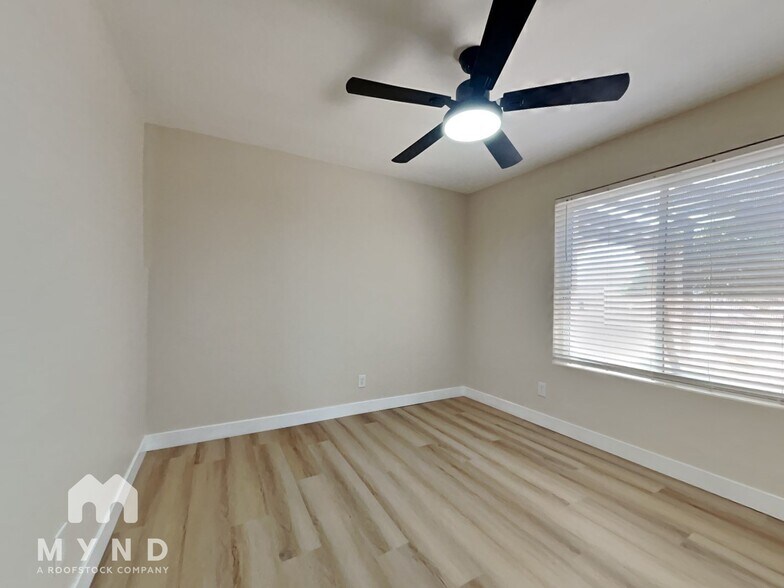 Building Photo - 5721 S Siesta Ln