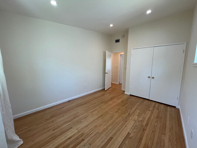 Building Photo - AVAILABLE NOW! Encino home w/all appliance...