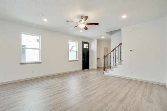 Building Photo - Luxury living in this stunning 4 bedroom, 3 bath home