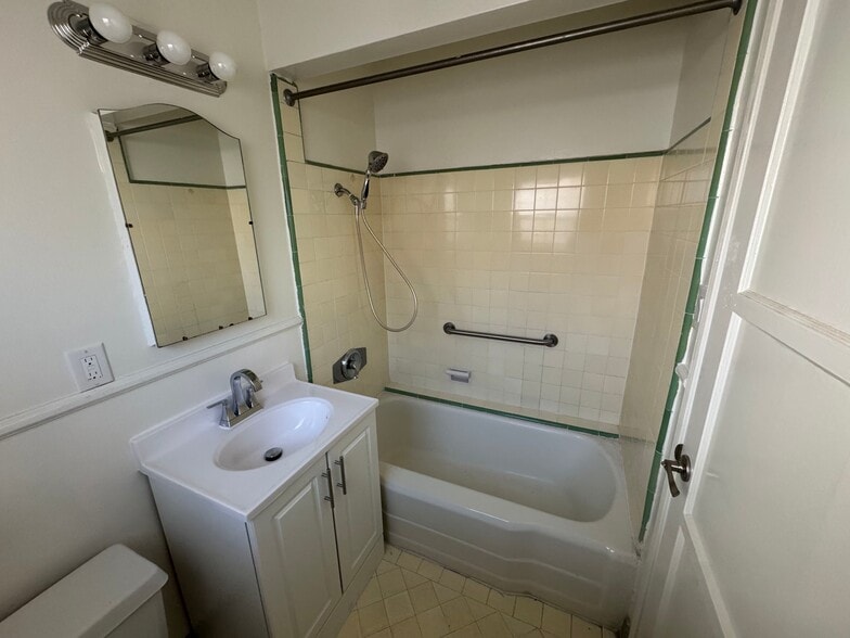 Building Photo - 11637 Magnolia Blvd