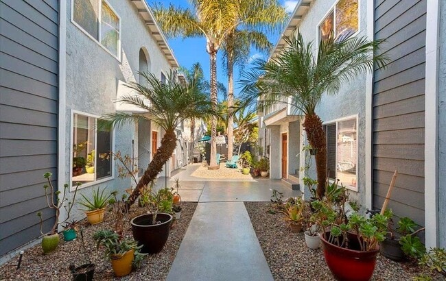 Building Photo - Beautiful 2 BD, 1.5 BA condo w/1 car detached garage for rent in University Heights!