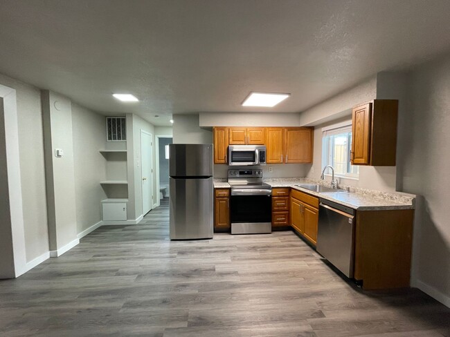 Building Photo - Remodeled 2 bed 1 bath close to Mid Town