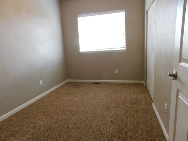Building Photo - 3 Story Unit Close to Shopping