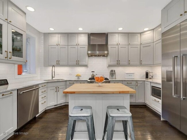Building Photo - 1814 N Lincoln Park W
