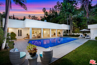 Building Photo - 1166 San Ysidro Dr