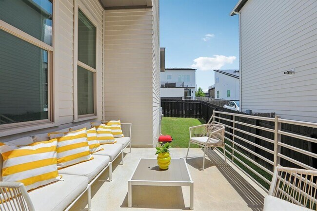 Building Photo - 6013 Florencia Ln