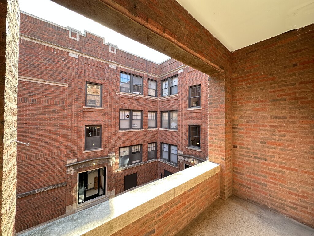 Building Photo - 700 W Cornelia Ave