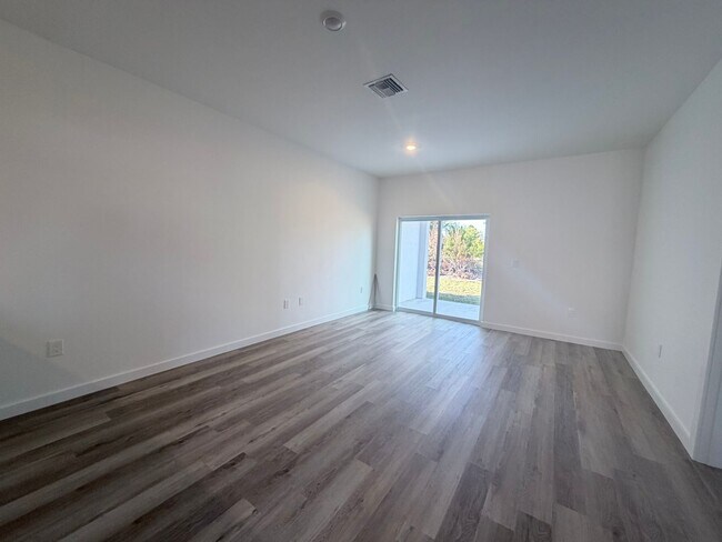 Building Photo - 5064-5066 Jones Dr