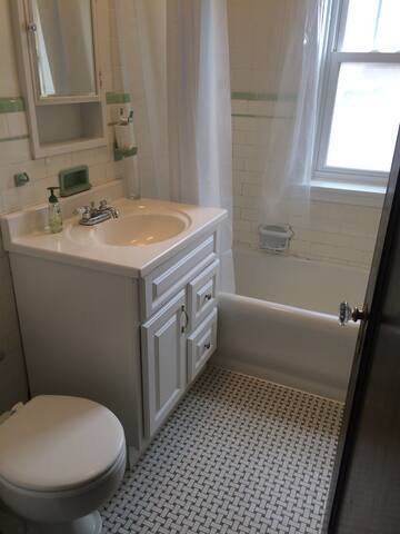 Building Photo - 1459 W Elmdale Ave