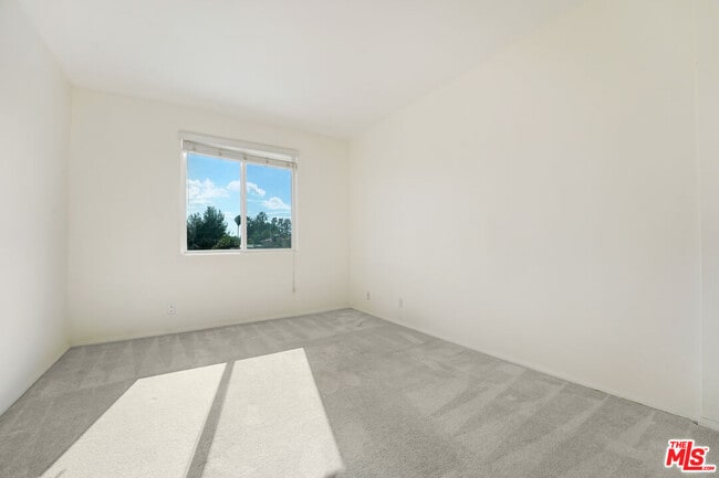 Building Photo - 5430 Bellingham Ave