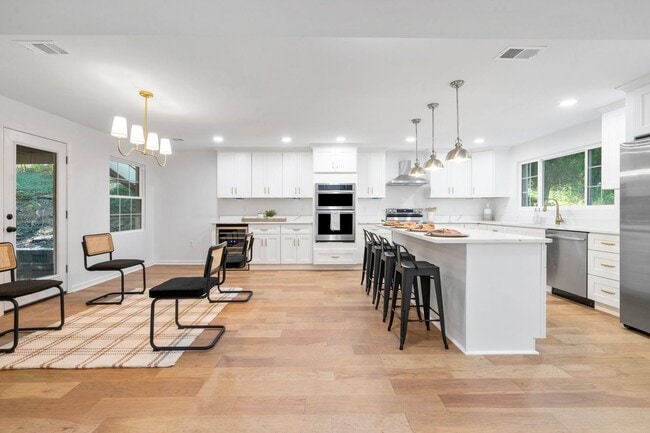 Building Photo - Beautifully Renovated 5 Bed/3 Bath Farmhouse in Upper St. Clair - Available Early June!