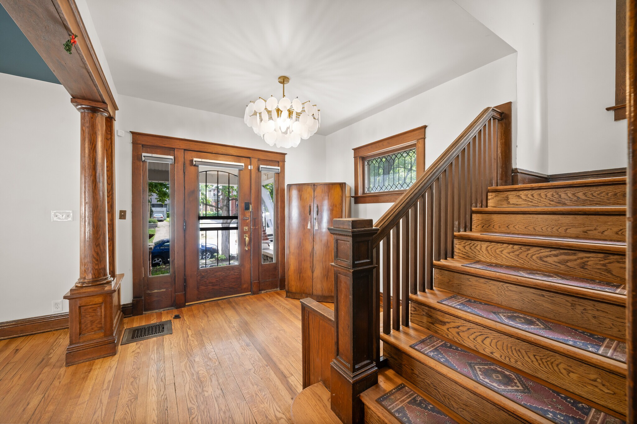Building Photo - 834 W 39th Ter