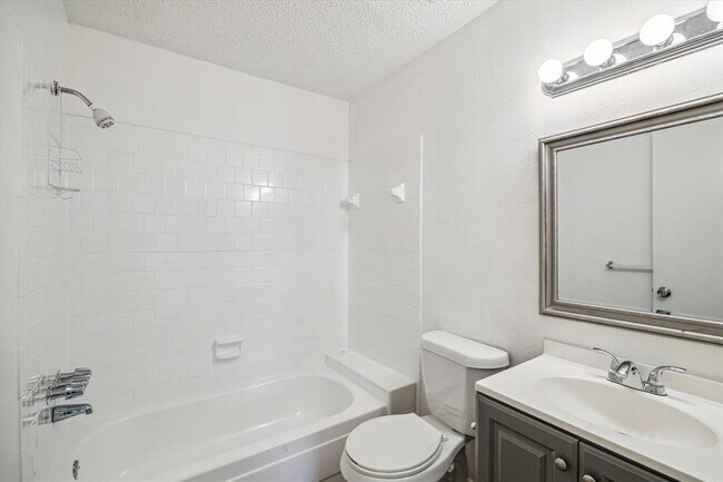 Building Photo - 5779 Easthampton Dr