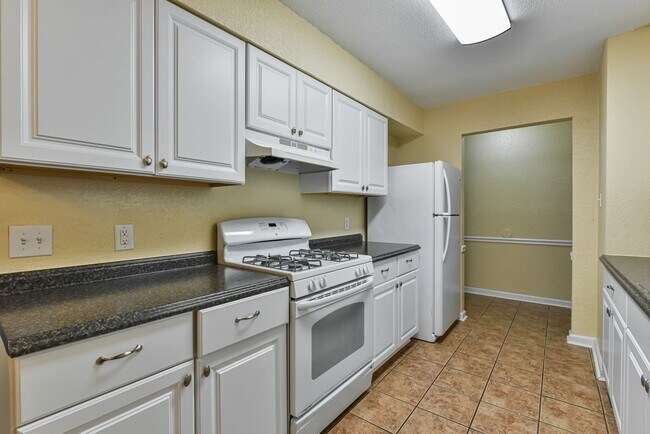 Building Photo - Cozy Living Awaits, 2BR/2BA Townhome with Fireplace