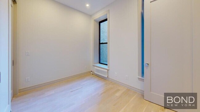 Building Photo - 250 W 91st St