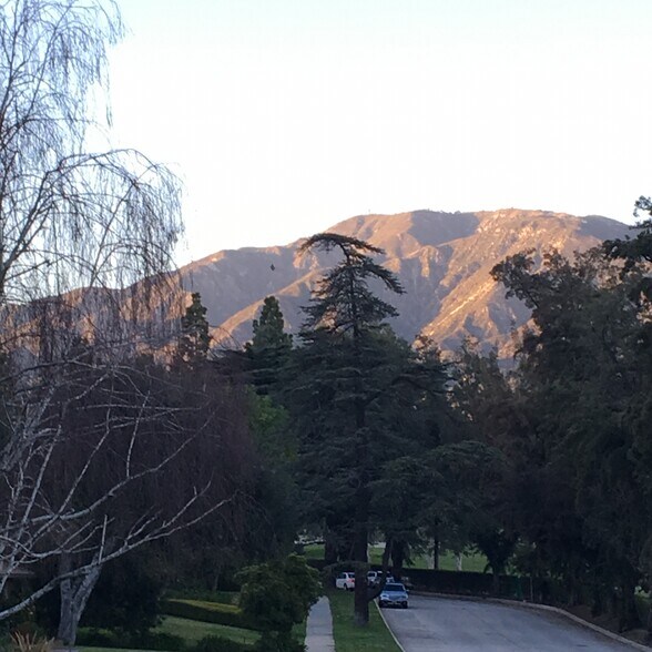 Building Photo - 3141 Country Club Dr