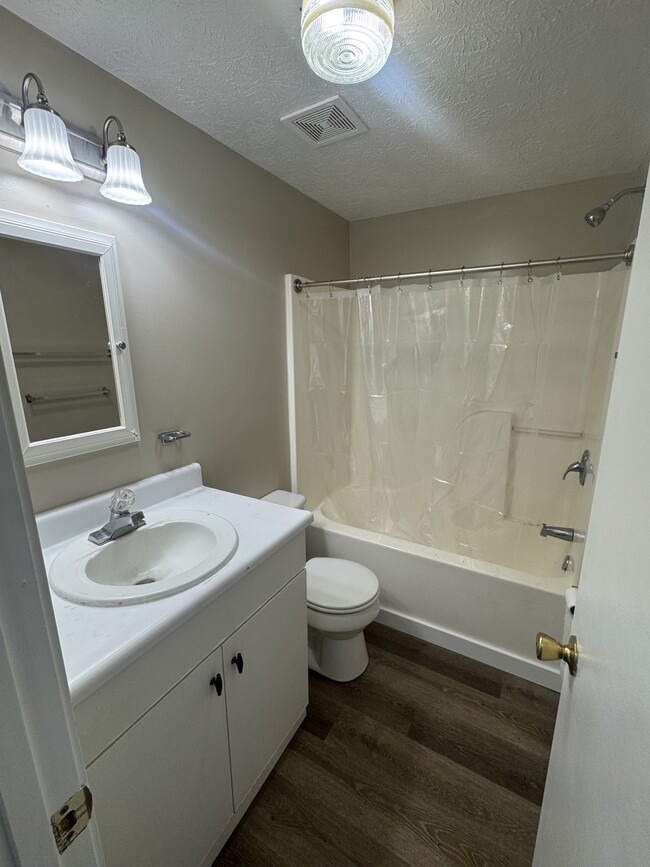 Building Photo - 123 Lake Dr