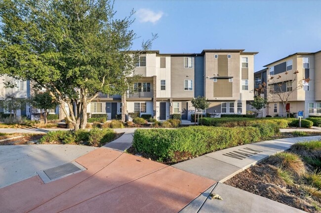 Building Photo - 392 Line St