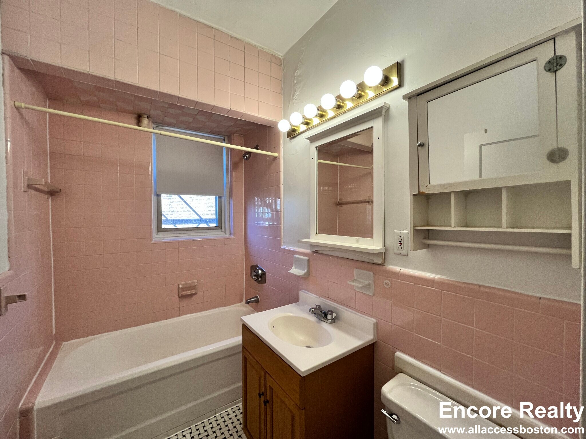 Building Photo - 1751 Beacon St