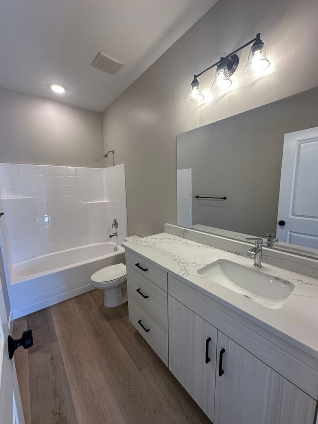 Building Photo - Charming basement apartment