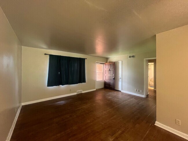 Building Photo - JLM